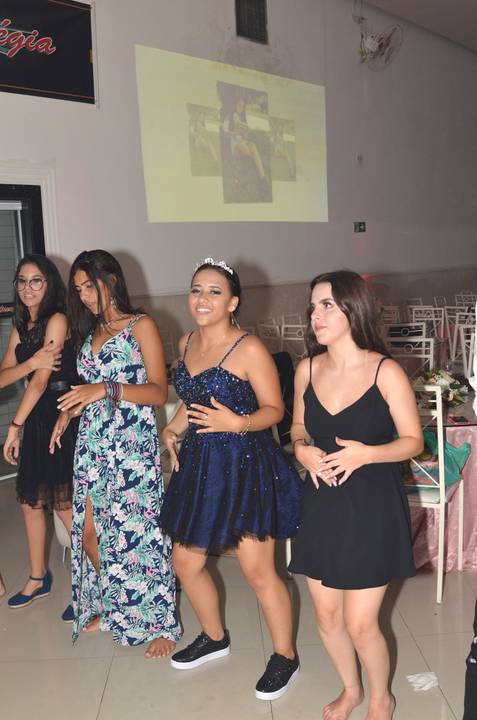Fotografia da Debutante Com Seus Amigos Dançando Usando um Vestido Curto Azul Marinho em Itaquera SP Feita por Priscila Felix Fotógrafa de Casamentos, Ensaios e Família'
