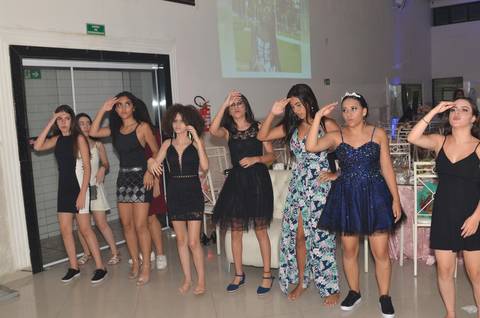Fotografia da Debutante Com Seus Amigos Dançando Usando um Vestido Curto Azul Marinho em Itaquera SP Feita por Priscila Felix Fotógrafa de Casamentos, Ensaios e Família'
