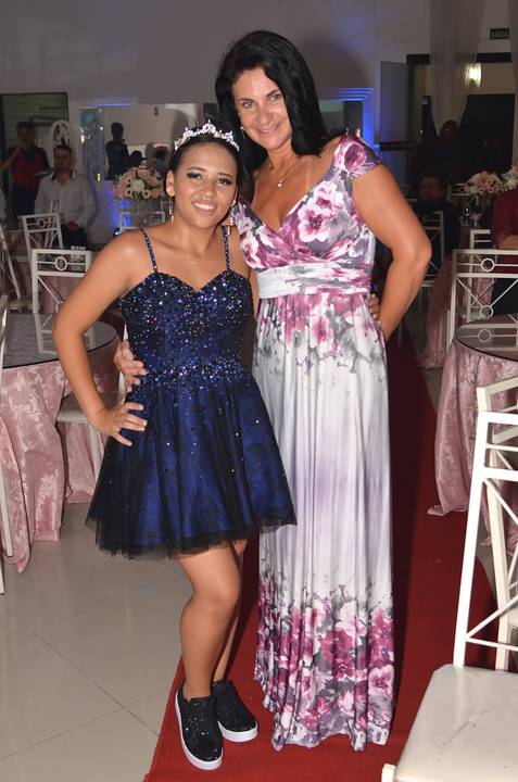 Fotografia da Debutante Com Sua Tia Usando um Vestido Curto Azul Marinho em Itaquera SP Feita por Priscila Felix Fotógrafa de Casamentos, Ensaios e Família'