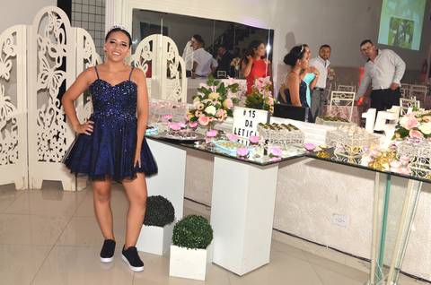 Fotografia da Debutante Usando um Vestido Curto Azul Marinho em Itaquera SP Feita por Priscila Felix Fotógrafa de Casamentos, Ensaios e Família'