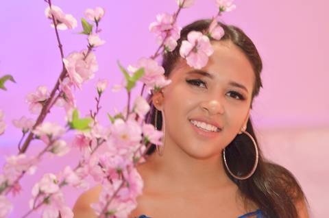Retrato da Debutante Sorrindo Através de Flores de Cereija em Itaquera SP Feita por Priscila Felix Fotógrafa de Casamentos, Ensaios e Família'