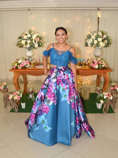 Fotografia da Debutante Em Frente à Mesa do Bolo Com Top Azul e Saia Longa Florida em Itaquera SP Feita por Priscila Felix Fotógrafa de Casamentos, Ensaios e Família'