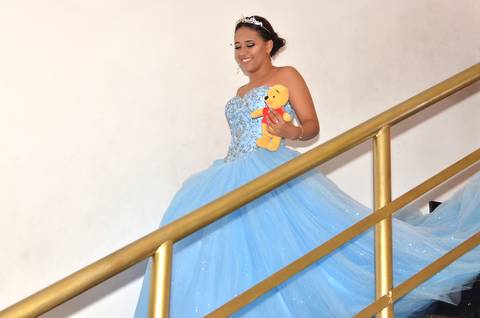 Fotografia da Debutante Descendo a Escada Com Um Ursinho Na Mão Com Vestido Longo Azul Bebê em Itaquera SP Feita por Priscila Felix Fotógrafa de Casamentos, Ensaios e Família'
