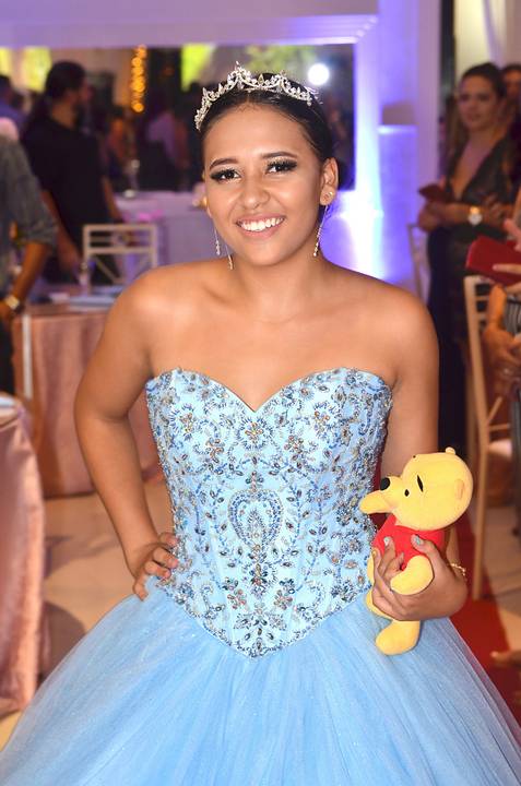 Fotografia da Entrada da Debutante Com Um Ursinho Na Mão Com Vestido Longo Azul Bebê em Itaquera SP Feita por Priscila Felix Fotógrafa de Casamentos, Ensaios e Família'