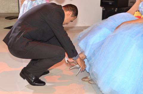 Fotografia do Pai Colocando o Sapato Na Debutante Com Vestido Longo Azul Bebê em Itaquera SP Feita por Priscila Felix Fotógrafa de Casamentos, Ensaios e Família'