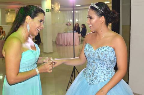 Fotografia da Mãe Colocando Um Anel Na Debutante Com Vestido Longo Azul Bebê em Itaquera SP Feita por Priscila Felix Fotógrafa de Casamentos, Ensaios e Família'