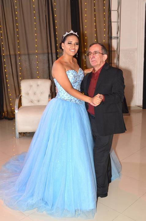 Fotografia Da Debutante Dançando com o Avô Com Vestido Longo Azul Bebê em Itaquera SP Feita por Priscila Felix Fotógrafa de Casamentos, Ensaios e Família'