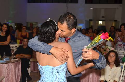 Fotografia do Pai Recebendo Uma Rosa Da Debutante Com Vestido Longo Azul Bebê em Itaquera SP Feita por Priscila Felix Fotógrafa de Casamentos, Ensaios e Família'