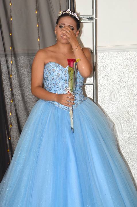 Fotografia Da Debutante Chorando Com Uma Rosa Na Mão Com Vestido Longo Azul Bebê em Itaquera SP Feita por Priscila Felix Fotógrafa de Casamentos, Ensaios e Família'