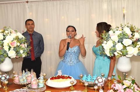Fotografia da Debutante Com Seus Pais Na Mesa do Bolo Agradecendo Aos Convidados em Itaquera SP Feita por Priscila Felix Fotógrafa de Casamentos, Ensaios e Família'