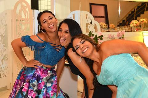 Fotografia da Debutante Com Sua Mãe e Amiga Mostrando a Língua em Itaquera SP Feita por Priscila Felix Fotógrafa de Casamentos, Ensaios e Família'