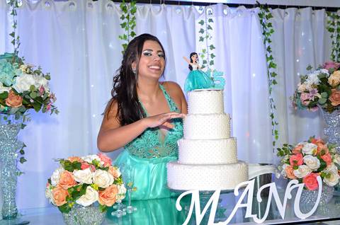 Fotografia da Debutante Na Mesa do Bolo em SP Feita por Priscila Felix Fotógrafa de Casamentos, Ensaios e Família'