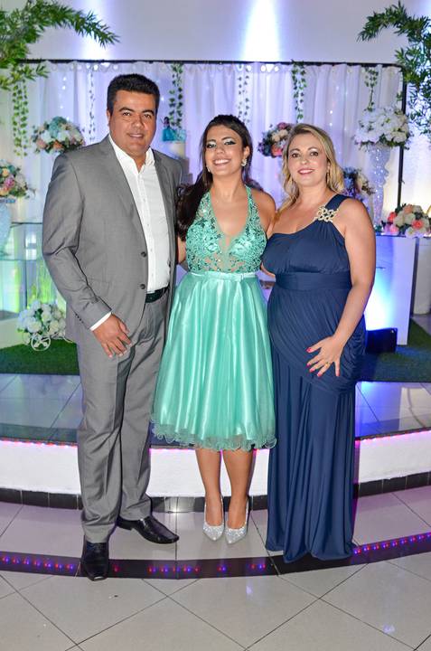 Fotografia da Debutante Com Os Pais Em Frente À Mesa do Bolo em SP Feita por Priscila Felix Fotógrafa de Casamentos, Ensaios e Família'