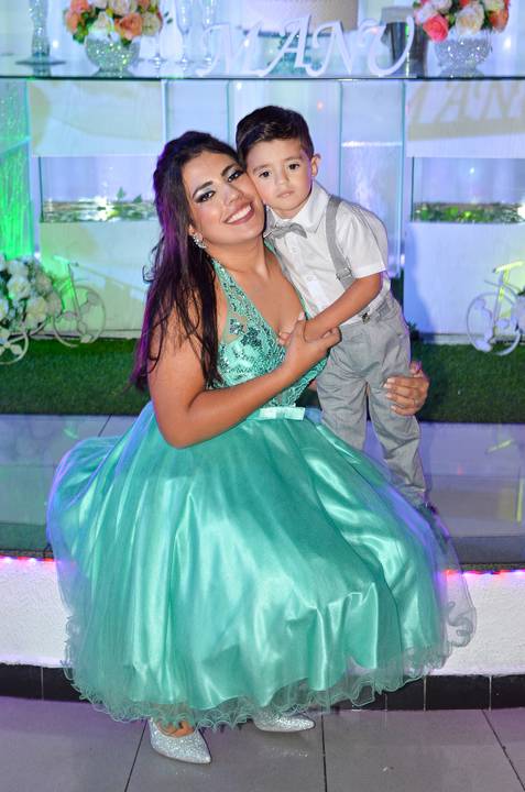 Fotografia da Debutante Com O Irmãozinho Em Frente À Mesa do Bolo em SP Feita por Priscila Felix Fotógrafa de Casamentos, Ensaios e Família'