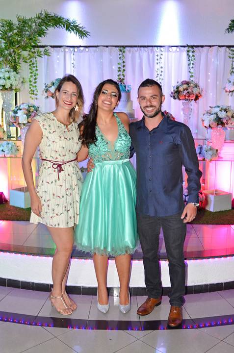 Fotografia da Debutante Com Os Padrinhos Em Frente À Mesa do Bolo em SP Feita por Priscila Felix Fotógrafa de Casamentos, Ensaios e Família'