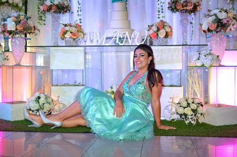 Fotografia da Debutante Posando No Chão Em Frente À Mesa do Bolo em SP Feita por Priscila Felix Fotógrafa de Casamentos, Ensaios e Família'
