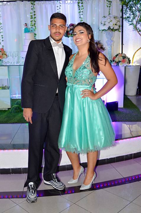 Fotografia da Debutante Com Amigo Em Frente À Mesa do Bolo em SP Feita por Priscila Felix Fotógrafa de Casamentos, Ensaios e Família'