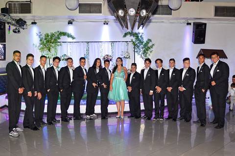 Fotografia da Debutante Com Os 15 Meninos Padrinhos em SP Feita por Priscila Felix Fotógrafa de Casamentos, Ensaios e Família'