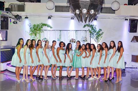 Fotografia da Debutante Com As 15 Meninas Madrinhas em SP Feita por Priscila Felix Fotógrafa de Casamentos, Ensaios e Família'