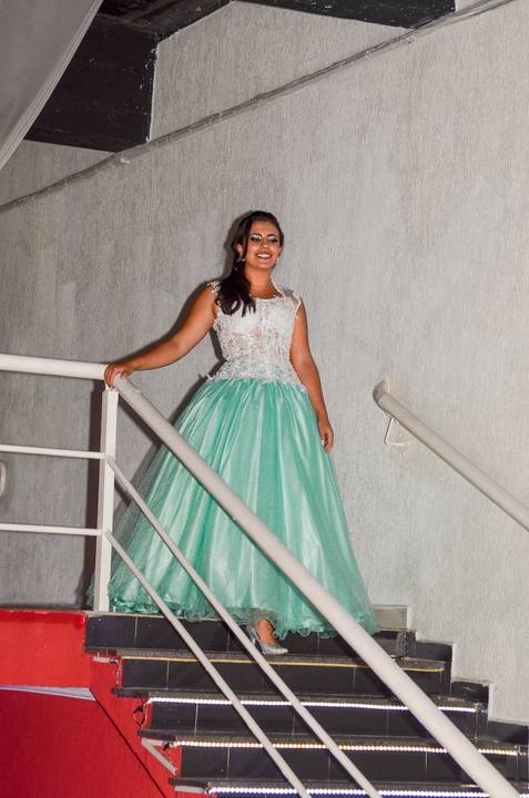 Fotografia da Debutante Descendo As Escadas Com Vestido Longo Para Dançar a Valsa em SP Feita por Priscila Felix Fotógrafa de Casamentos, Ensaios e Família'