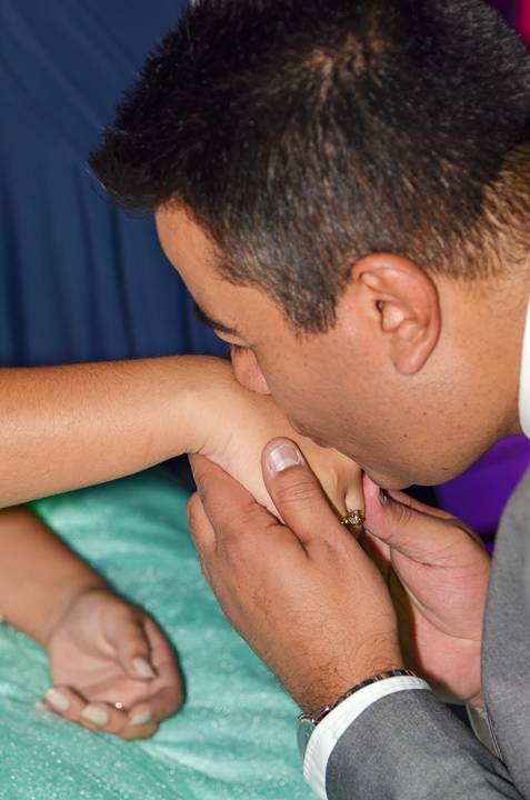 Fotografia do Pai Beijando a Mão da Debutante em SP Feita por Priscila Felix Fotógrafa de Casamentos, Ensaios e Família'