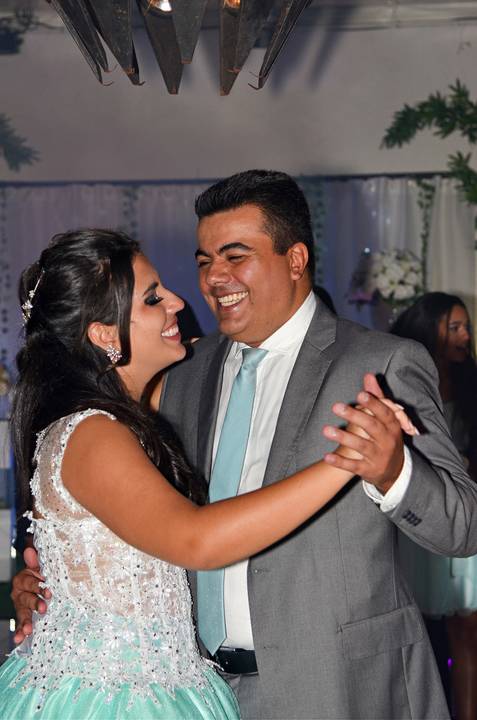 Fotografia do Pai Dançando Com a Debutante Com Um Sorriso Gigante em SP Feita por Priscila Felix Fotógrafa de Casamentos, Ensaios e Família'