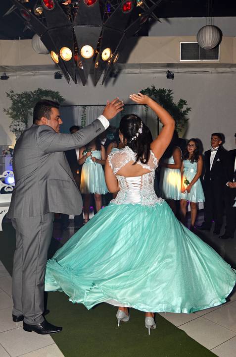 Fotografia do Pai Dançando Com a Debutante Fazendo Um Giro em SP Feita por Priscila Felix Fotógrafa de Casamentos, Ensaios e Família'