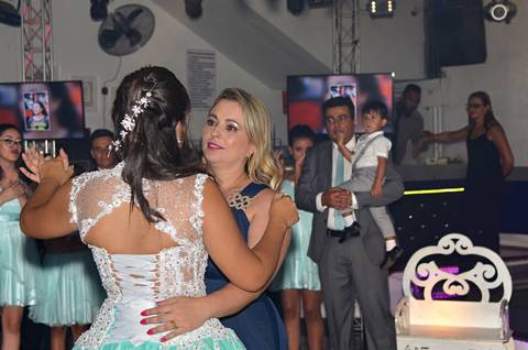 Fotografia da Mãe Emocionada Dançando Com a Debutante em SP Feita por Priscila Felix Fotógrafa de Casamentos, Ensaios e Família'