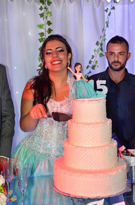 Fotografia do Debutante Cortando o Bolo em SP Feita por Priscila Felix Fotógrafa de Casamentos, Ensaios e Família'