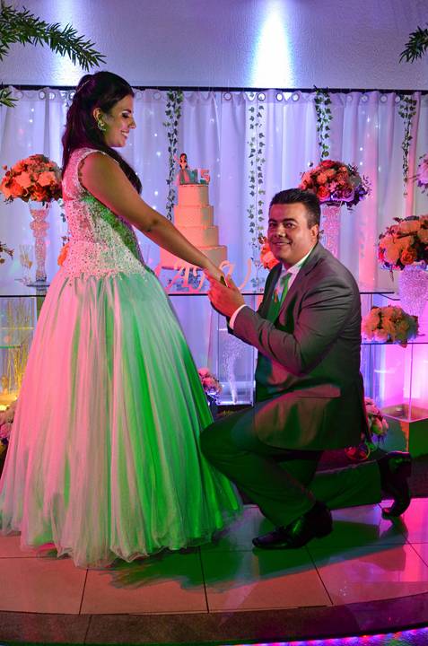 Fotografia do Pai Ajoelhado Em Frente à Filha Segurando Sua 
Mão em SP Feita por Priscila Felix Fotógrafa de Casamentos, Ensaios e Família'