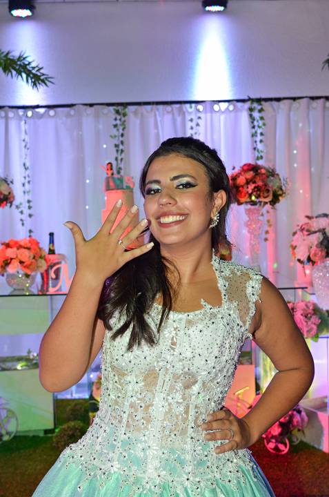 Fotografia da Debutante Mostrando O Anel em SP Feita por Priscila Felix Fotógrafa de Casamentos, Ensaios e Família'