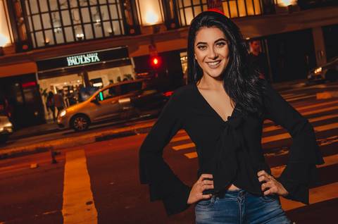 Modelo na Faixa de Pedestre Ensaio Feminino Street Style Avenida Paulista'