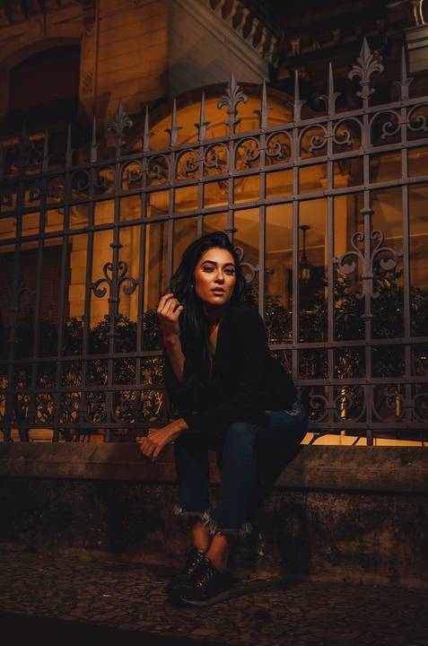 Modelo Sentada Ensaio Feminino Street Style Avenida Paulista'