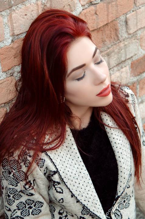 Ensaio Feminino Street Style Vila Maria Zélia Belém no Muro de Tijolinhos com Olhos Fechados'