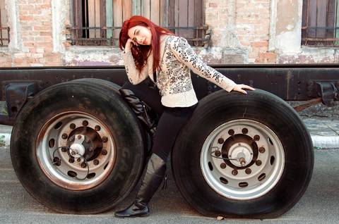 Ensaio Feminino Street Style Vila Maria Zélia Belém Entre os Pneus da Carreta'