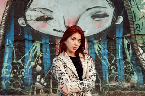 Ensaio Feminino Street Style Vila Maria Zélia Belém Em Frente Ao Muro Com Grafite de uma Garota Azul'