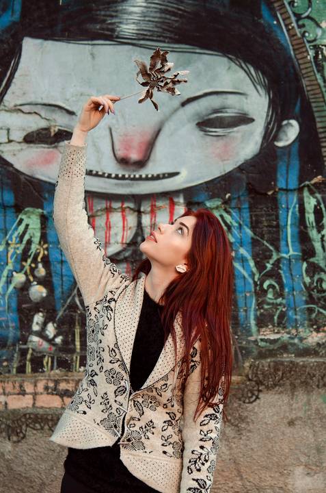 Ensaio Feminino Street Style Vila Maria Zélia Belém Em Frente Ao Muro Com Grafite de uma Garota Azul'