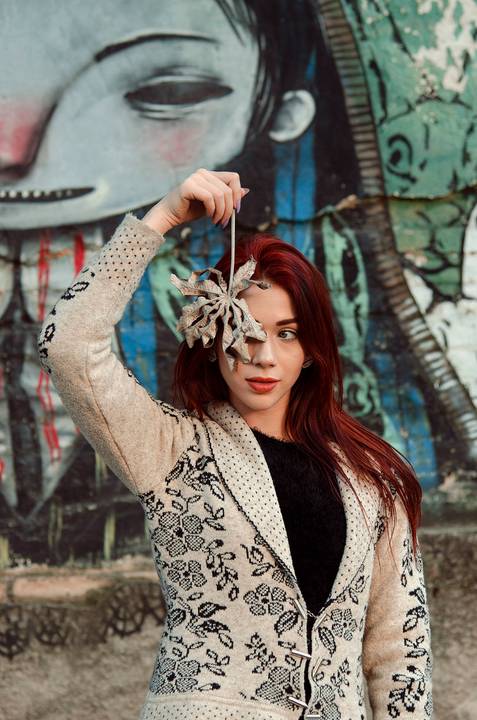 Ensaio Feminino Street Style Vila Maria Zélia Belém Em Frente Ao Muro Com Grafite de uma Garota Azul'