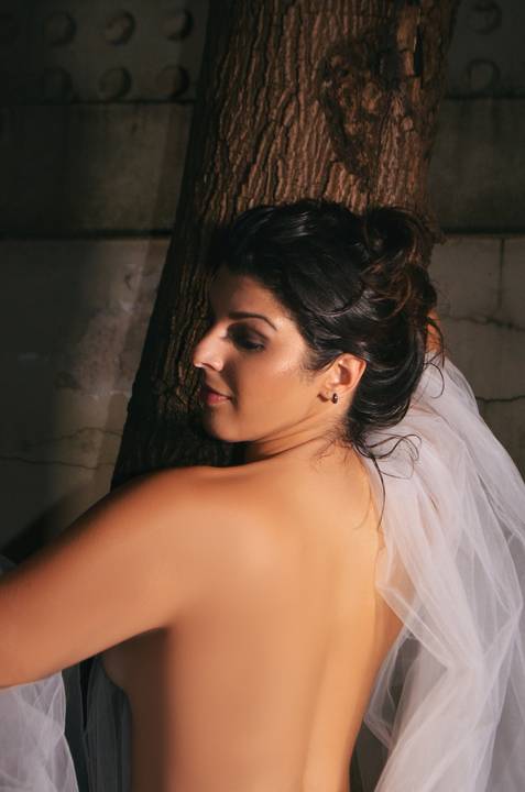 Ensaio Boudoir Noiva em Árvore sócom véu de costas'