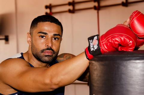 Ensaio Masculino Academia Sanches Sports Guarulhos SP Box Retrato com Mãos Sobre o Saco de Box'
