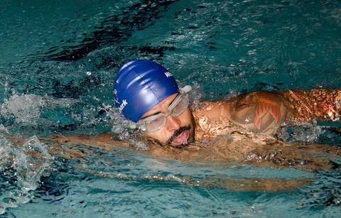 Ensaio Masculino Academia Sanches Sports Guarulhos SP Na Piscina Respirando Nado Crawl'