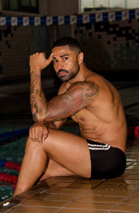 Ensaio Masculino Academia Sanches Sports Guarulhos SP Sentado Na Borda Da Piscina '