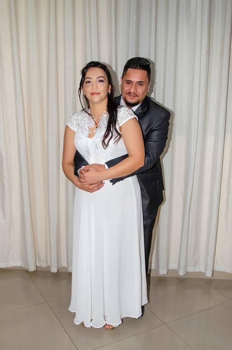 Casamento Civil no Cartório na Vila Souza SP Casal Abraçados'