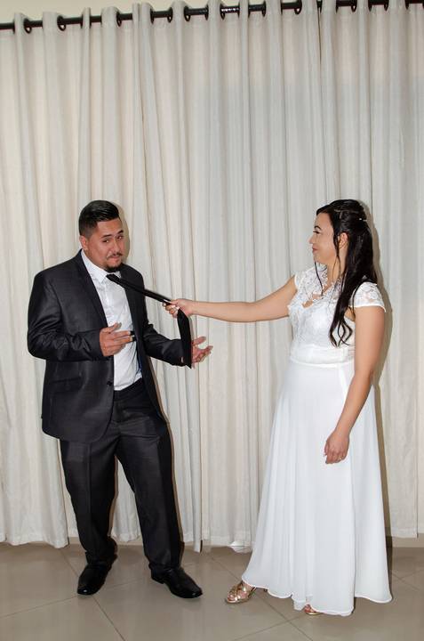 Casamento Civil no Cartório na Vila Souza SP Noiva Puxando a Gravata do Noivo'