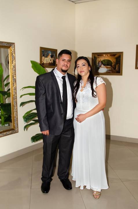 Casamento Civil no Cartório na Vila Souza SP Casal Abraçados'