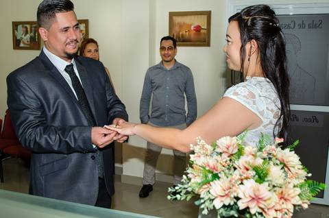Casamento Civil no Cartório na Vila Souza SP Noivo Colocando Aliança na Noiva '