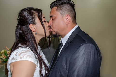 Casamento Civil no Cartório na Vila Souza SP Beijo dos Noivos'