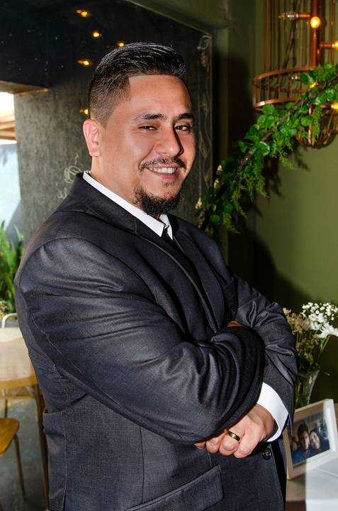 Recepção no Bar Bistrô Piteu na Vila Romana Noivo Braços Cruzados'