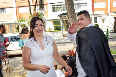 Recepção no Bar Bistrô Piteu na Vila Romana Noivos Rindo'