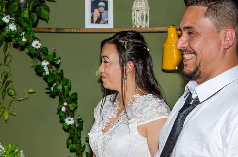 Recepção no Bar Bistrô Piteu na Vila Romana Noivos Rindo'